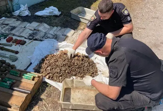 У Запоріжжі виявлено схованку з незаконними боєприпасами та вибухівкою
