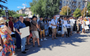Фото з місця протесту