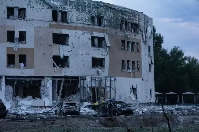 Наслідки ракетного удару по готелю у Запоріжжі