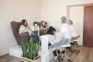 Разновидности кресел для педикюра