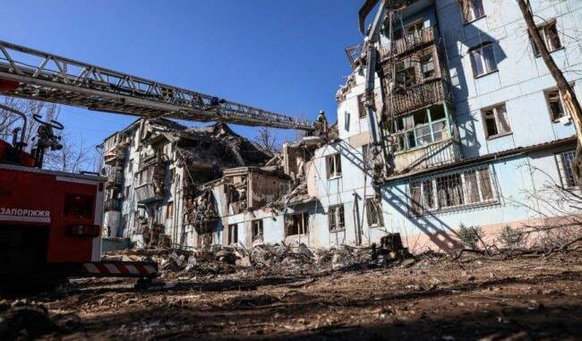 Пошкоджений російською ракетою будинок по вул. Незалежної України, 67 / Фото: 061.ua