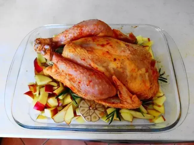 Як готувати курку з яблуками