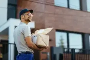 Скільки коштує доставка з України до Німеччини / Фото: Drazen Zigic freepik.com