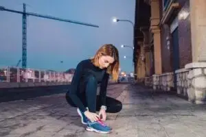 Як правильно вибрати жіночі кросівки? / Фото: фрипик freepik.com