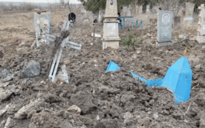 Наслідки ракетного удару по кладовищу / Фото: скриншот з відео