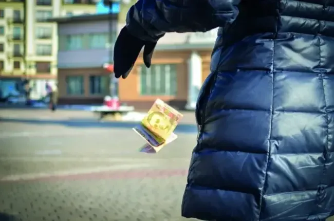 Чому не можна піднімати гроші на вулиці / Фото: mi100.info