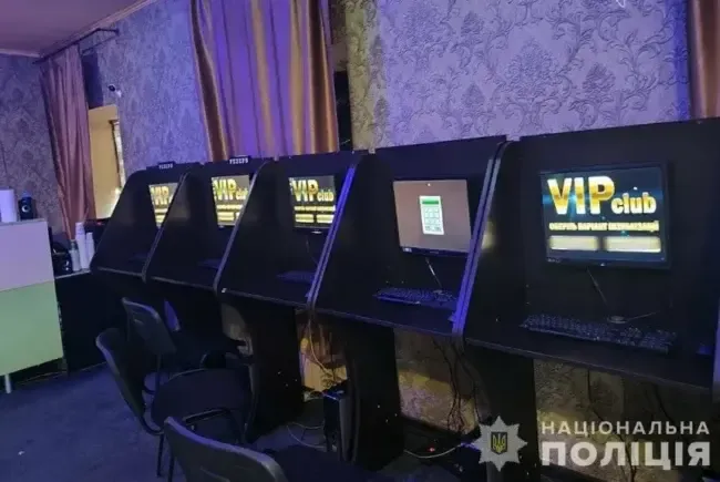 Обшуки у підпільному гральному закладі