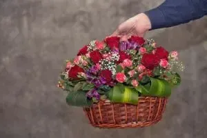 Доставка цветов к Киеве: почему стоит заказать композицию в корзине