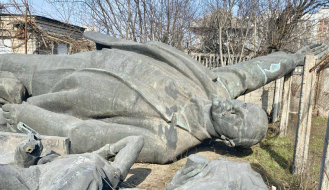 Демонтований пам'ятник Леніну
