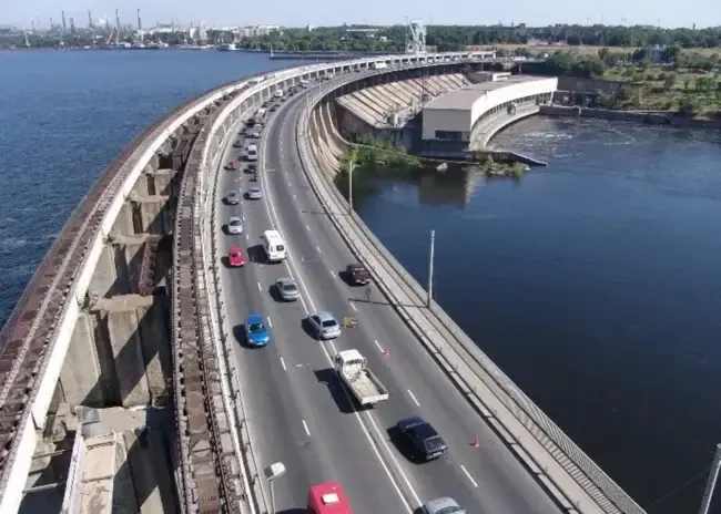 Рух через ДніпроГЕС