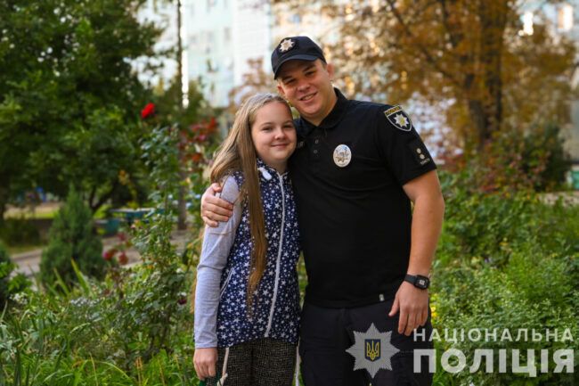 Офіцер Святослав Чумак із врятованою дівчинкою