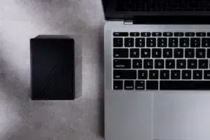 Что лучше хранит информацию: SSD диски, HDD или флешки