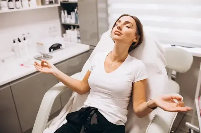 Де і як купити косметологічні кушетки для професійного салону