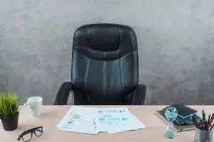 Чому варто придбати офісне крісло з високою спинкою для роботи