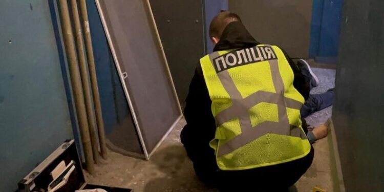 У Запоріжжі в житловому будинку вбили чоловіка