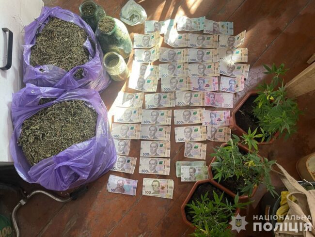 Вилучені кошти і наркотики