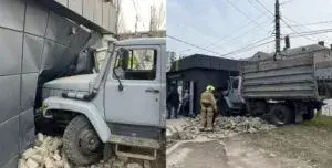 У Запоріжжі вантажівка ГАЗ влетіла в магазин