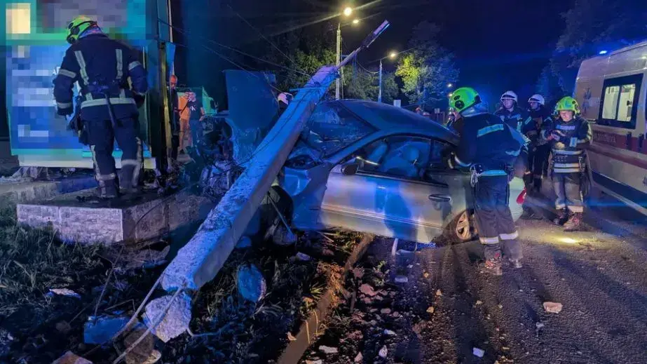 У Запоріжжі мотоцикл влетів під авто, водія вирізали рятувальники