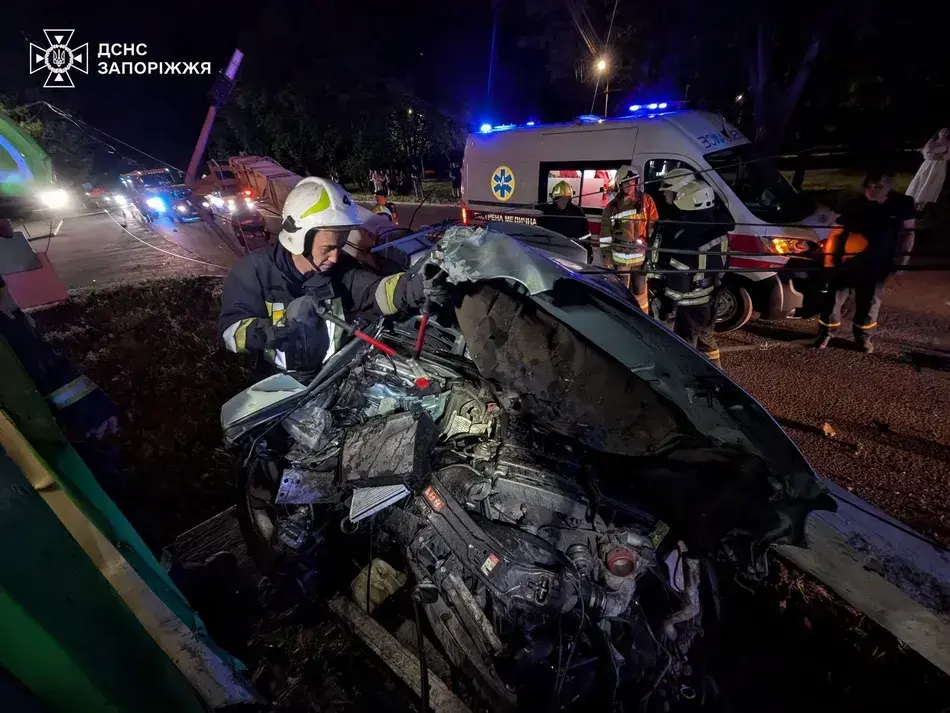 У Запоріжжі мотоцикл влетів під авто, водія вирізали рятувальники