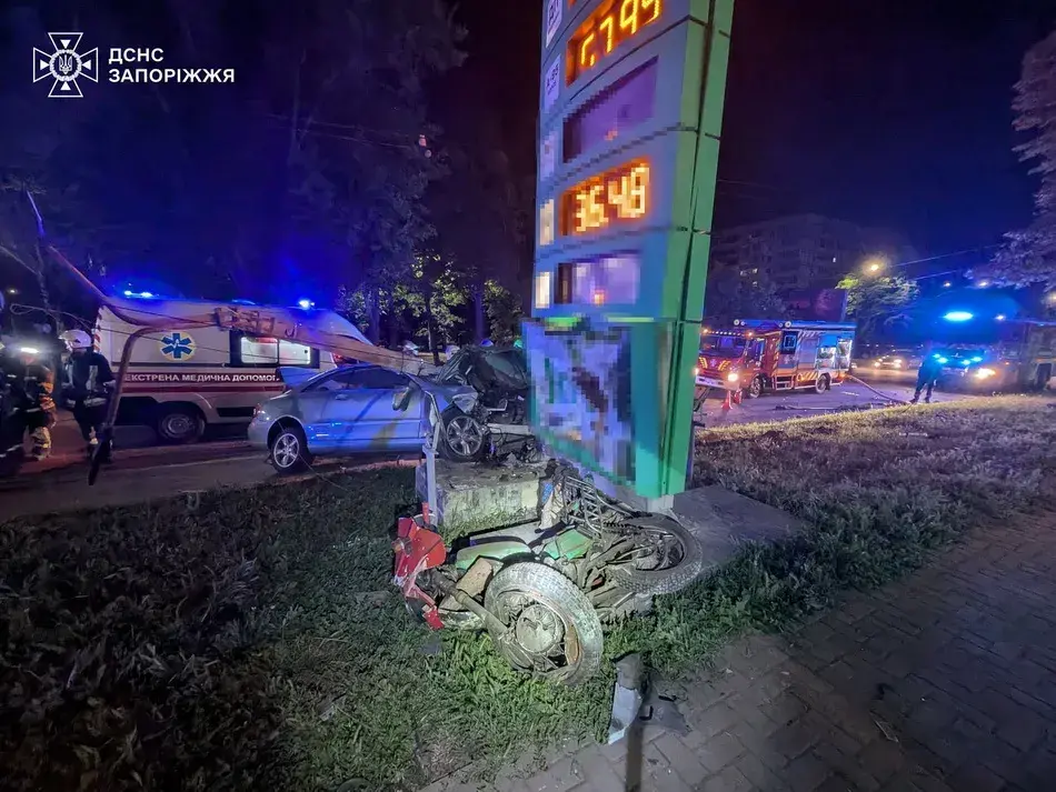У Запоріжжі мотоцикл влетів під авто, водія вирізали рятувальники