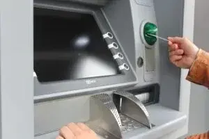 Чому валютна карта від банку вигідна для покупок за кордоном