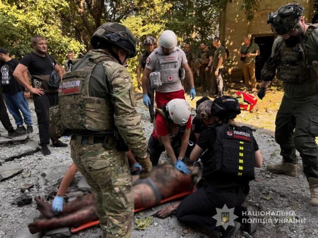 Ракетний удар по Запоріжжю: з-під завалів витягли людину