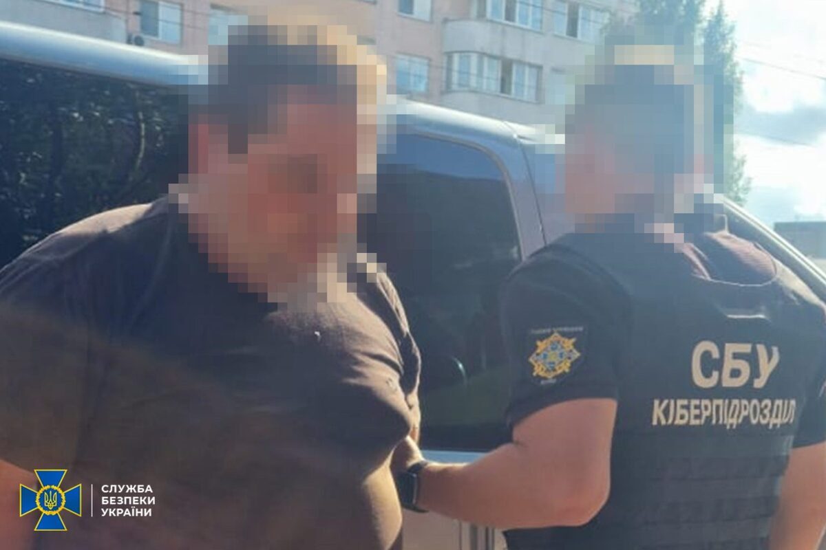СБУ зловила шпигунів РФ: мелітополець і колишня військова готували удари по містах
