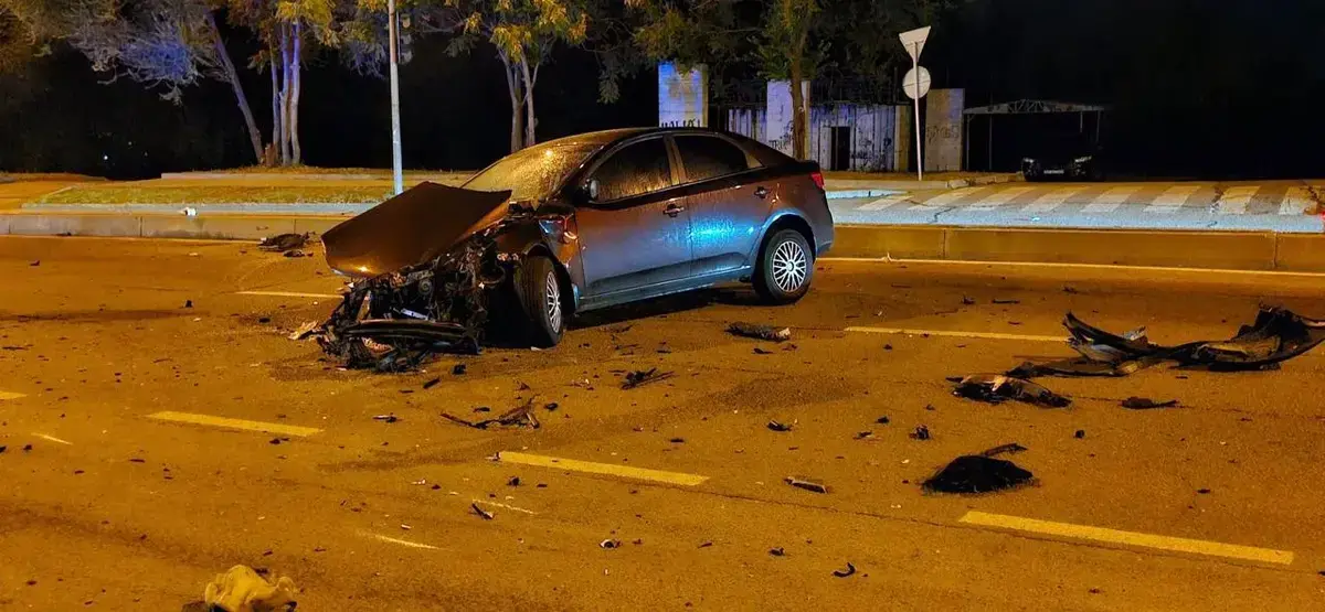Водій BMW на шаленій швидкості влетів в інше авто у центрі Запоріжжя: є загиблі (фото)