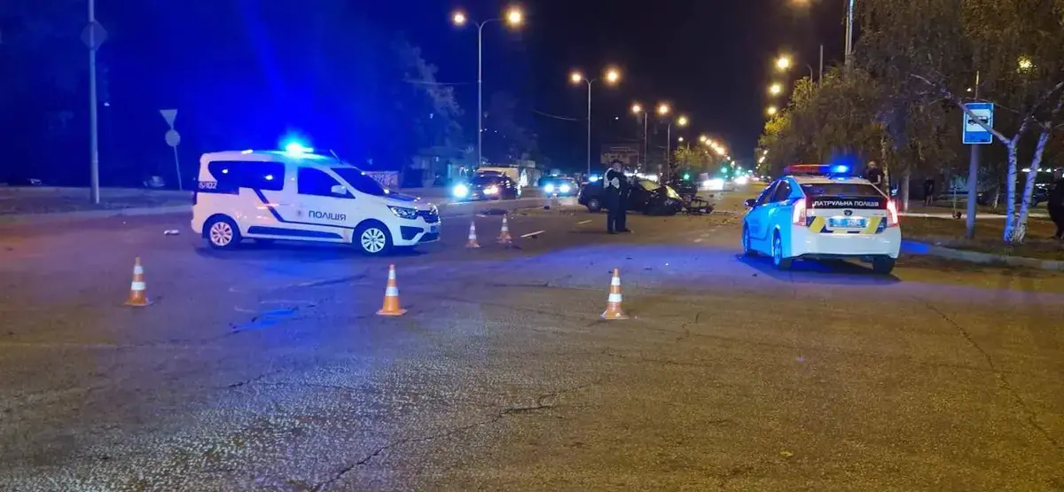 Водій BMW на шаленій швидкості влетів в інше авто у центрі Запоріжжя: є загиблі (фото)