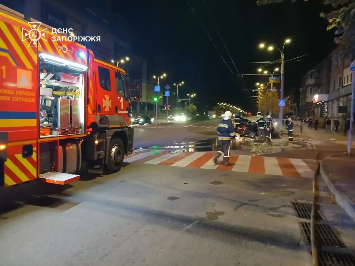У Запоріжжі авто загорілося просто на дорозі після ДТП (фото) У Запоріжжі авто загорілося просто на дорозі після ДТП (фото)