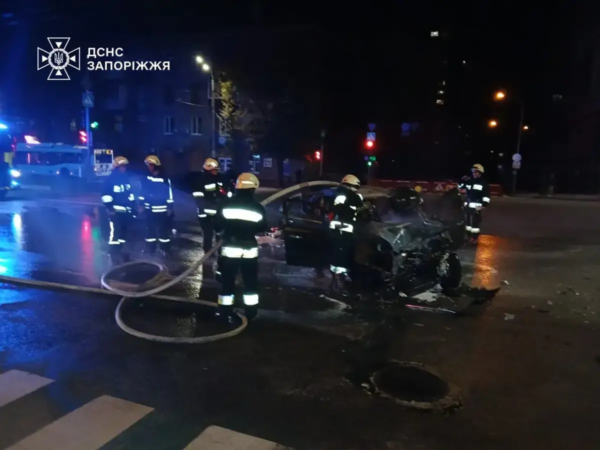 У Запоріжжі авто загорілося просто на дорозі після ДТП (фото) У Запоріжжі авто загорілося просто на дорозі після ДТП (фото)