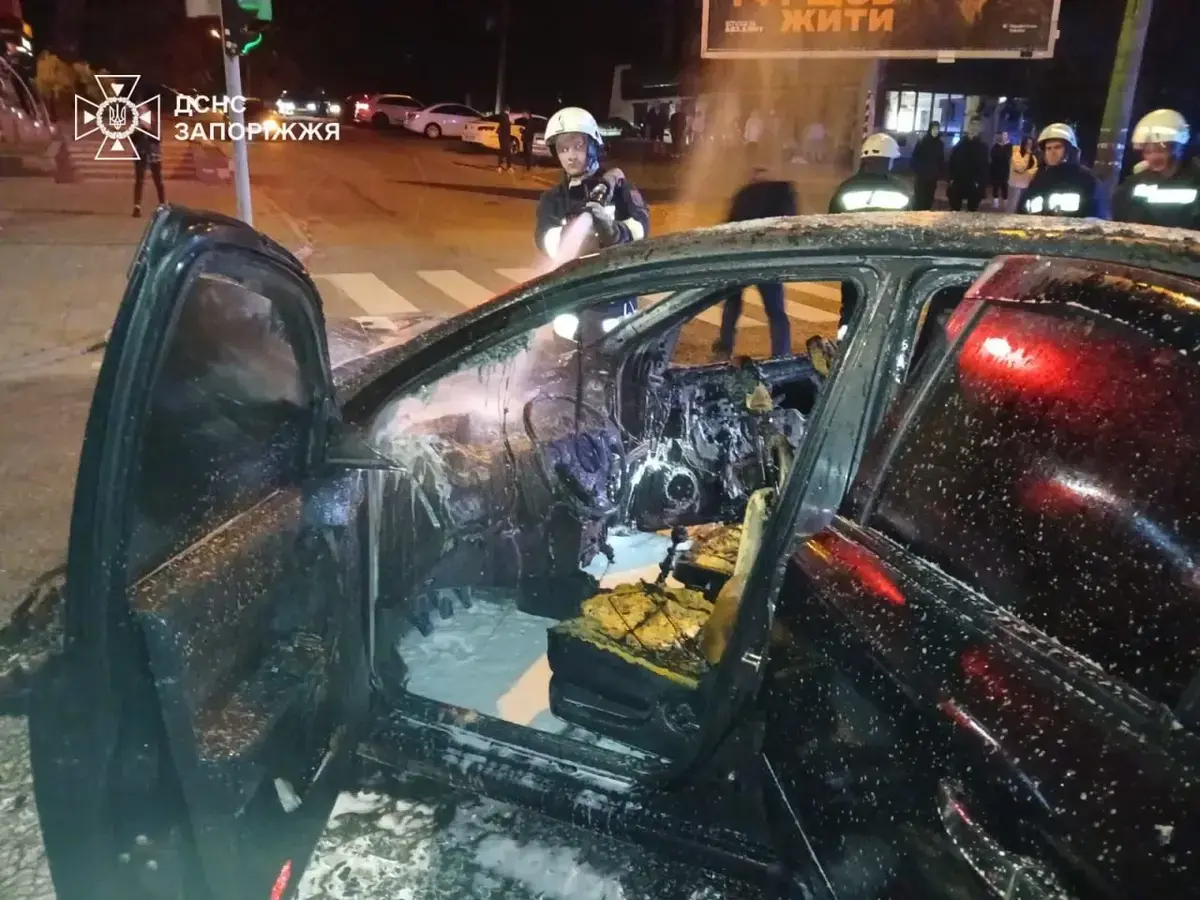 У Запоріжжі авто загорілося просто на дорозі після ДТП (фото) У Запоріжжі авто загорілося просто на дорозі після ДТП (фото)