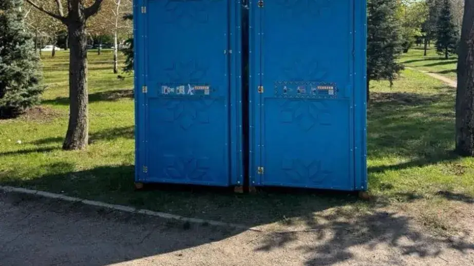 У Запоріжжі невідомі вандали знущаються з нових біотуалетів у парку (фото) У Запоріжжі невідомі вандали знущаються з нових біотуалетів у парку (фото)