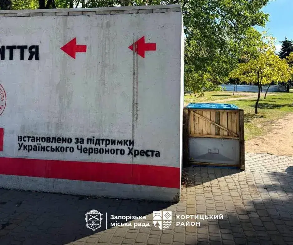 У Запоріжжі невідомі вандали знущаються з нових біотуалетів у парку (фото) У Запоріжжі невідомі вандали знущаються з нових біотуалетів у парку (фото)