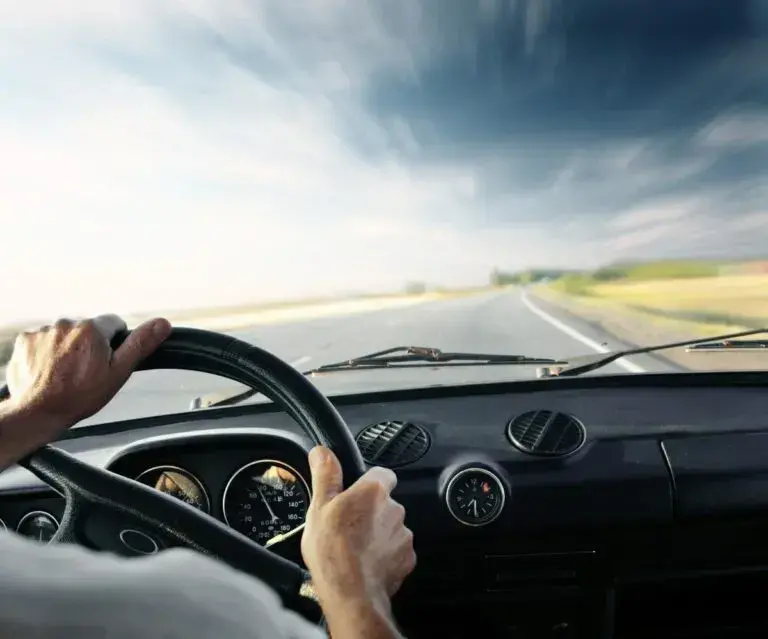 День автомобіліста і дорожника 2025: найкращі привітання у прозі та віршах + листівки