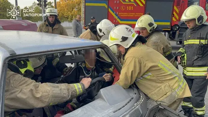 У Запоріжжі надзвичайники витягали чоловіка з розбитої автівки після ДТП (фото)