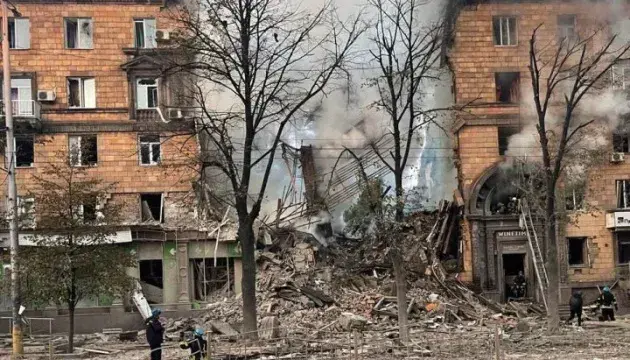 Наслідки обстрілу у Запоріжжі: загинули 7-річний хлопчик та жінка, 11 людей поранені