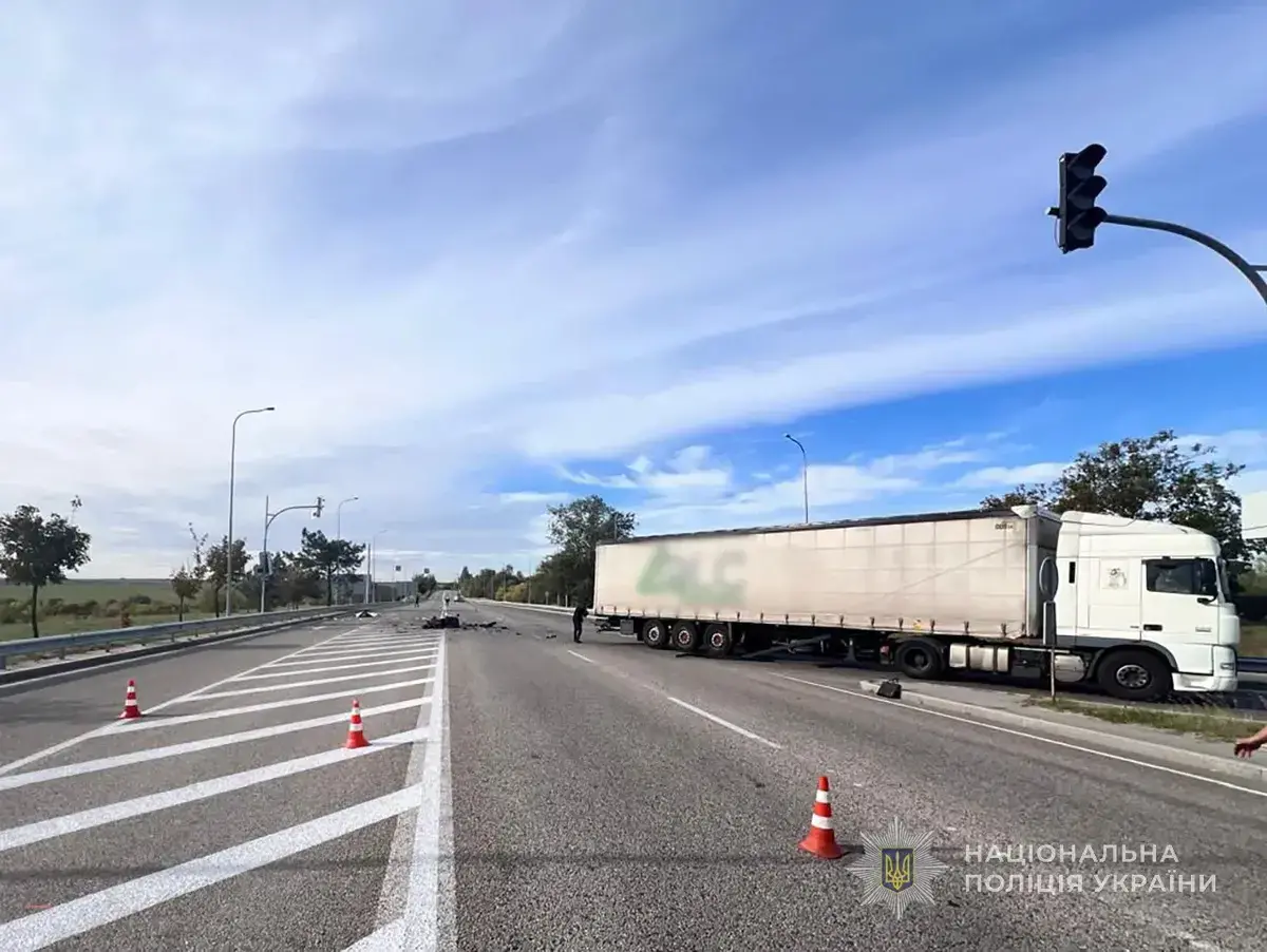 У Запоріжжі мотоцикліст влетів у вантажівку і загинув на місці