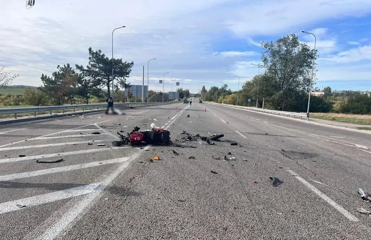 У Запоріжжі мотоцикліст влетів у вантажівку і загинув на місці