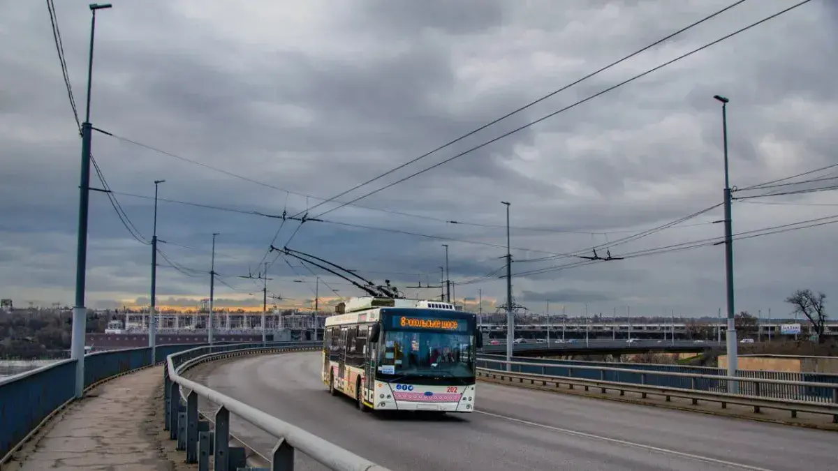 Через закриття руху на ДніпроГЕС змінено маршрути тролейбусів та автобусів
