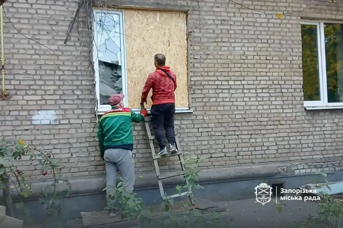 Руйнівний обстріл Запоріжжя: пошкоджено понад 60 будинків, комунальники працюють над ліквідацією наслідків