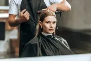 Місячний календар стрижок на грудень 2025: найкращі та невдалі дні для візиту в перукарню 