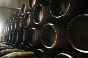Чому шотландське віскі витримують у бочках з-під бурбона?