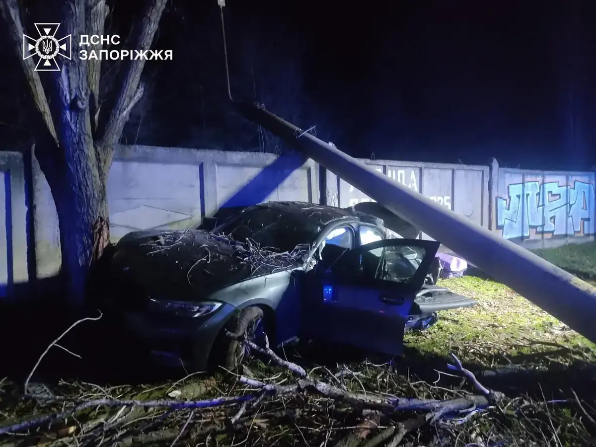 ДТП у Запоріжжі: дві жінки загинули після того, як BMW влетів в опору