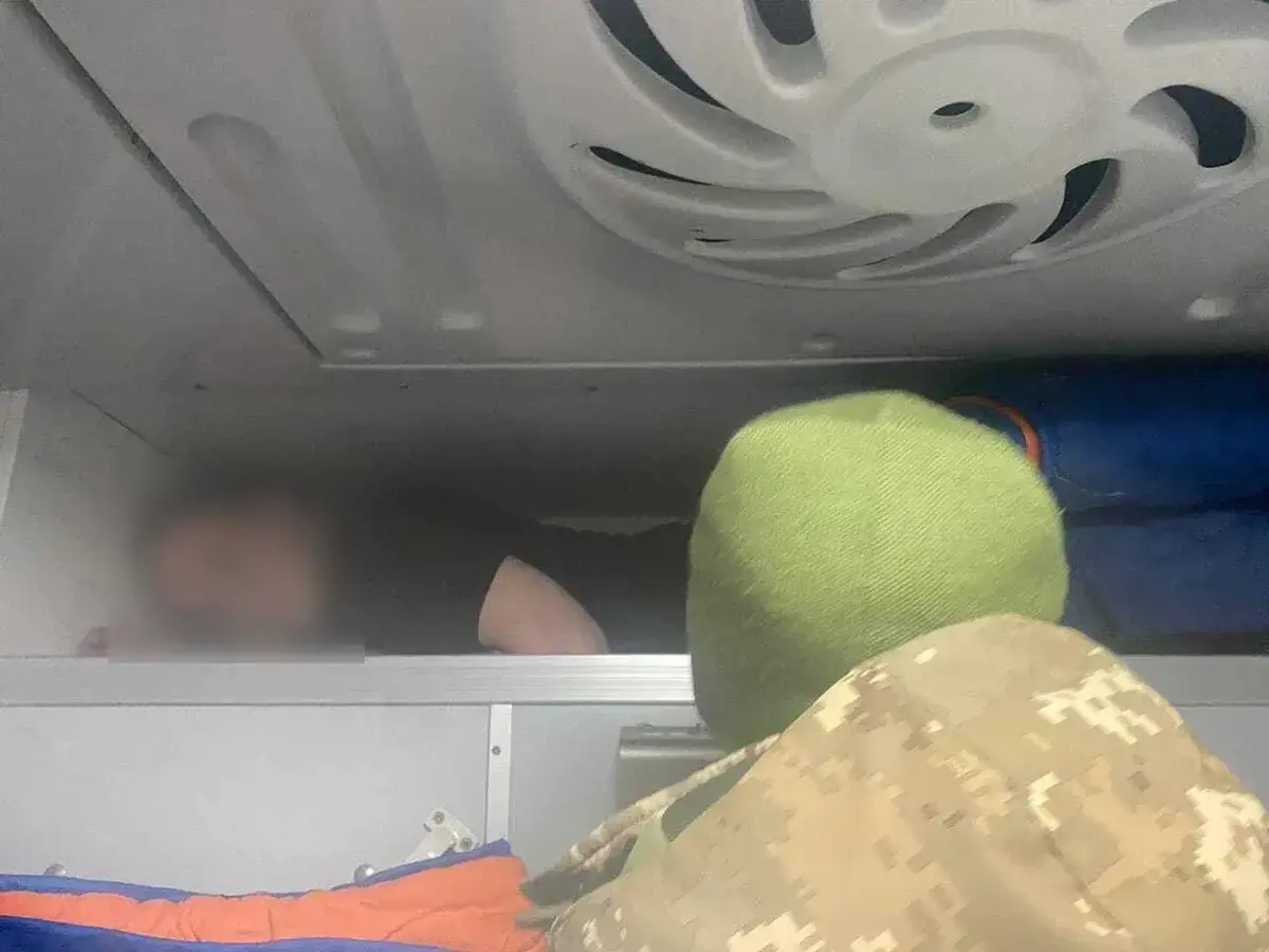 В Запоріжжі молодик сховався від прикордонників у матрацах 
