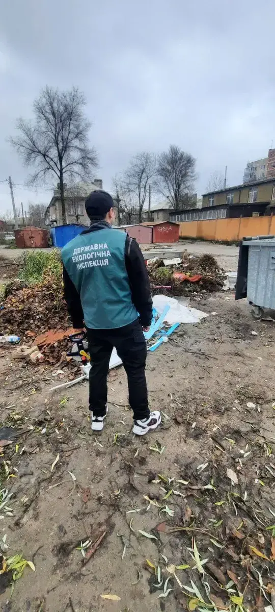 Сміттєвий колапс на Запоріжжі: у Космічному районі виявили звалища біля житлових будинків (Фото)