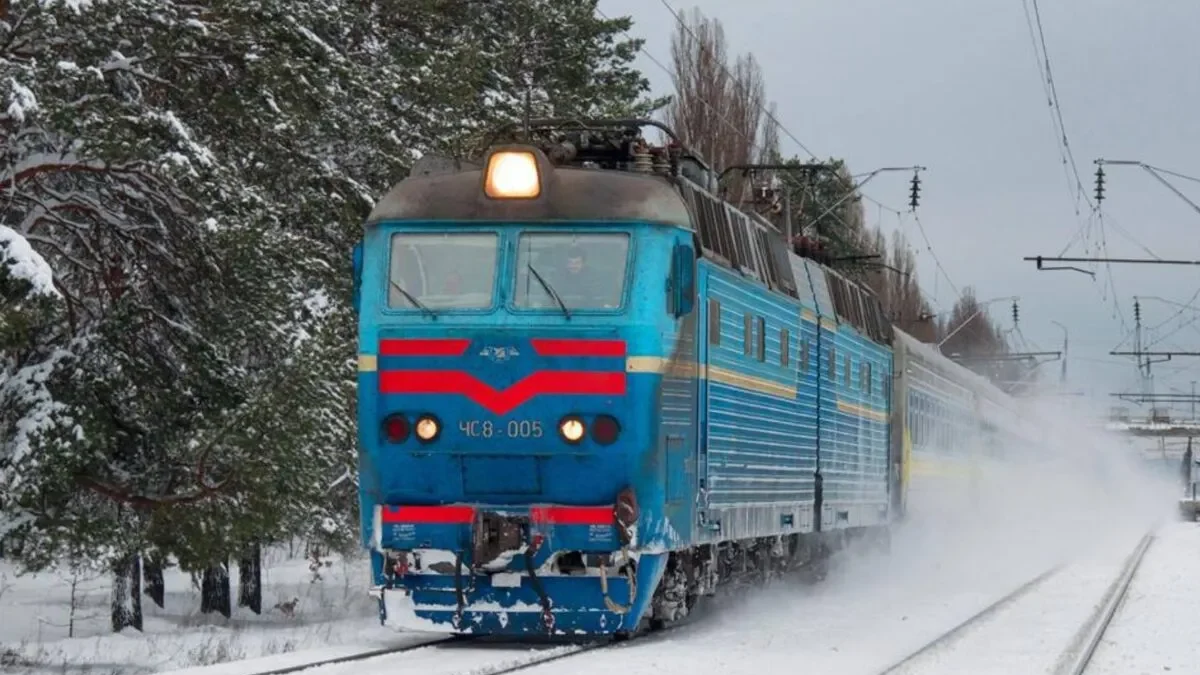 Через потужні обстріли змінили графік поїздів між Запоріжжям та Дніпром