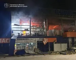 Ворог вдарив по ТЦ дроном у Запоріжжі: все що відомо на цей час