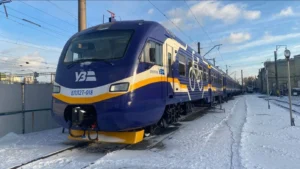 Запоріжці замерзають у чергах: пасажири скаржаться на жахливі умови пересадок