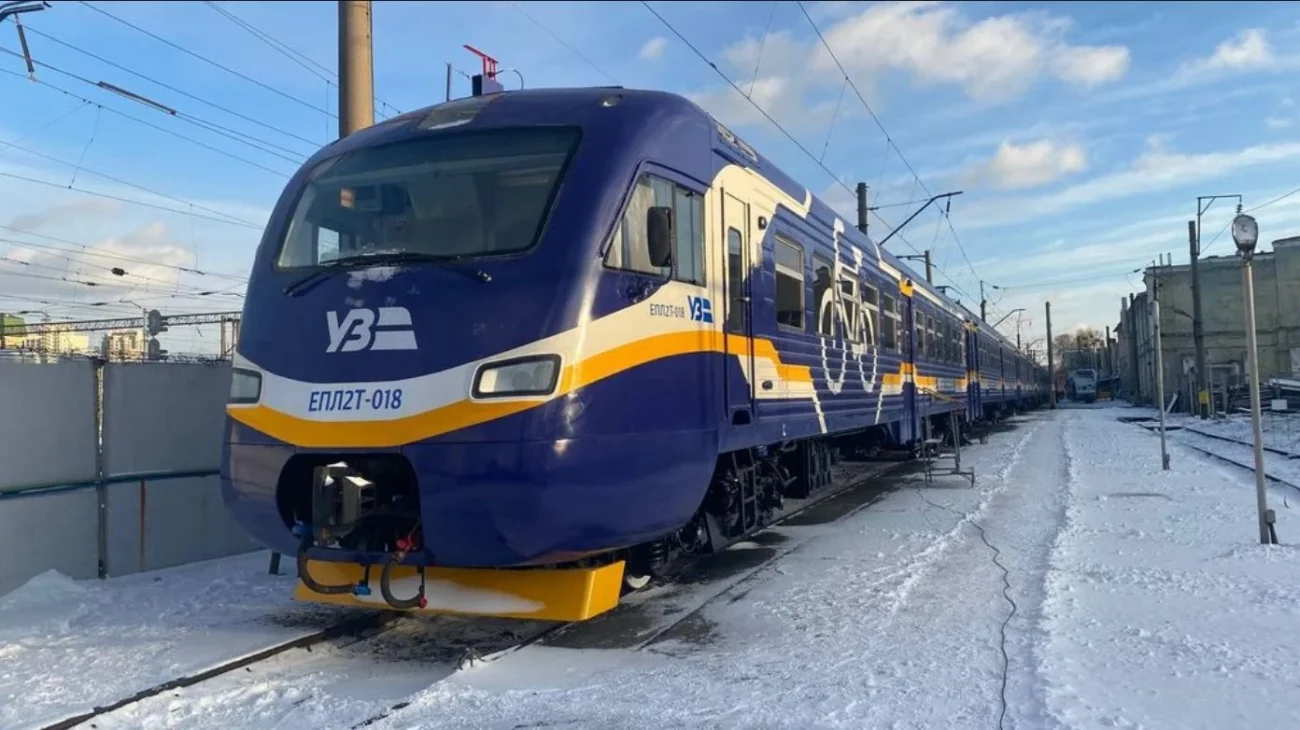 Запоріжці замерзають у чергах: пасажири скаржаться на жахливі умови пересадок
